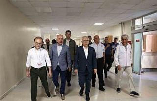 Vali Şimşek, minibüs kazasında yaralananları...