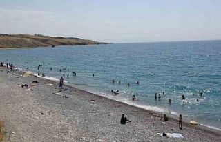 Van Gölü mavi bayraklı plajıyla tatilcilerin akınına...