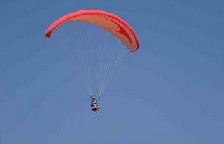 Van Gölü semalarında yamaç paraşütü heyecanı...