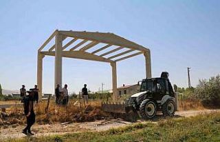 Van’da kamu alanlarını işgal eden yapıları...