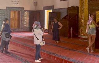 Van’da tarihi camiyi uygunsuz kıyafetlerle ziyaret...