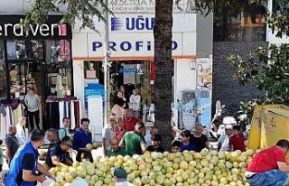 Vatandaşlara 5 ton yerli kavun ücretsiz dağıtıldı