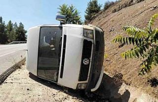 Viraja hızlı giren minibüs şarampole devrildi:...