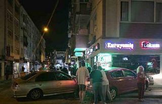 Yalova’da çarpışan iki otomobil kuruyemiş dükkanına...