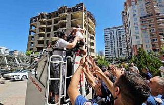 Yangında mahsur kalanlar kurtarılmaya başlandı,...