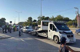 Yayaya yol vermek istedi, 3 araç birbirine girdi