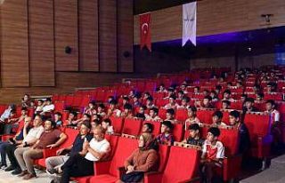 Yaz spor okullarındaki öğrencilere sürpriz sihirbazlık...