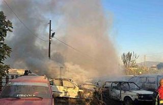 Yediemin deposunda yangın çıktı, 5 otomobil 30...