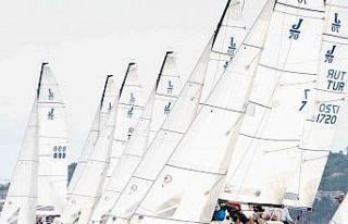 Yelkencilerin rüzgarla yarışı çok hızlı başladı