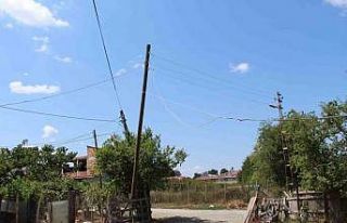 Yıkılmak üzere olan elektrik direği mahalleliyi...
