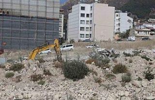 Yıktığı binanın altında kalmaktan saniyelerle...