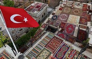 Yıllanmış halılar serildi, renk cümbüşü ortaya...