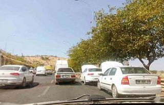 Yol kenarına park eden sürücüler kaputu açıp...