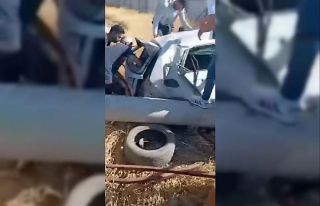 Yoldan çıkan araç bariyerlere ve direğe çarptı:...