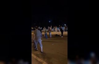 Yolun karşısına geçmeye çalışan anne ve kız...