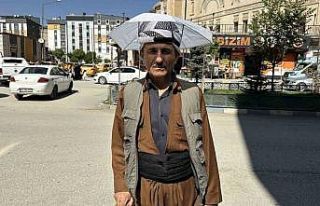 Yüksekovalı vatandaş yıllardır kafa şemsiyesiyle...