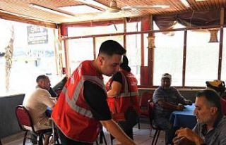 Yunusemre Belediyesi ekipleri kıraathanelerde vatandaşı...