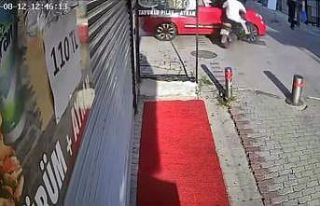 Yürüyüş yolunda motosiklet ile otomobil çarpıştı:...