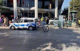 Zafer Bayramı kutlamalarında polisin gözü önünde...