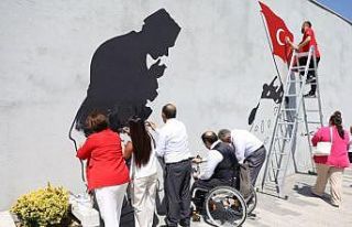 Zafer ruhu, Şehitlik Abidesi duvarlarına yansıtıldı