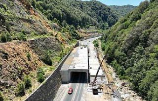 Zonguldak-Ankara yolundaki heyelan koruma çalışmaları...