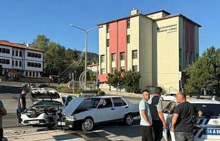 2 otomobil kafa kafaya çarpıştı