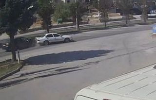 3 aracın karıştığı kaza güvenlik kamerasında