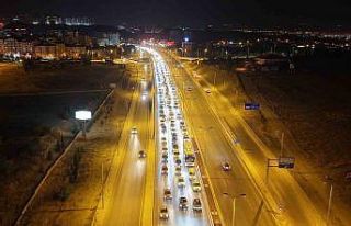 43 ilin geçiş güzergahında hafta sonu trafiği...