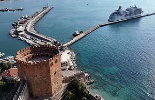 445 yolcu 362 mürettebatlı kruvaziyer Alanya iskelesine...