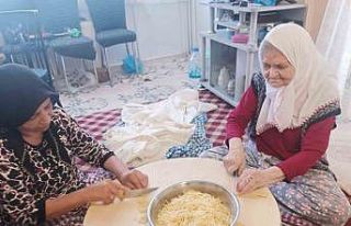 87 yaşındaki Zeynep ninenin kışlık erişte mesaisi