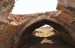 Afşin’de ’Kuru Han’ zamana direniyor