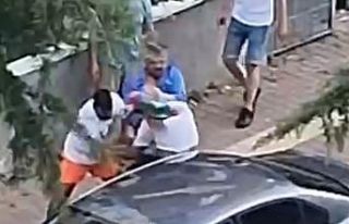 Ağabeyini darbedeni bıçakladı: O anlar kamerada