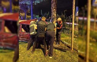 Ağaca çarpan Tofaş otomobilin sürücüsü yaşamını...