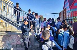 Ağrı’da polis ekipleri okul çevrelerinde denetimlerini...