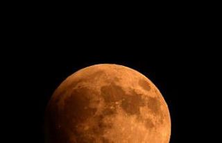 Ahlat’ta ’Kanlı Ay’ tutulması görüntülendi