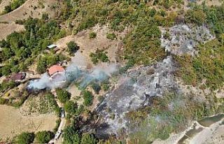 Ahşap evden ormanlık alana sıçrayan yangın kontrol...