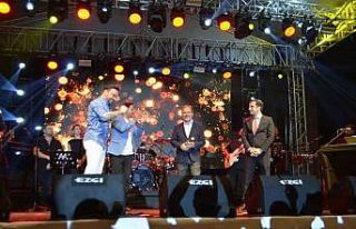 AK Parti’li Kasapoğlu sahnede Sinan Akçıl’a...