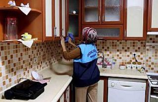 Akdeniz Belediyesinin evde temizlik hizmeti sürüyor