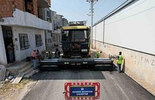 Akdeniz’de sokaklar sıcak asfalt ile yenileniyor