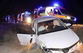 Aksaray’da otomobil, hafif ticari araca çarptı:...