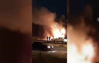 Alev alev yanan otomobil kullanılamaz hale geldi