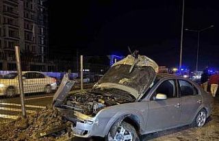 Alkollü sürücü elektrik direğine çarptı: 1...