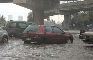 Ankara’da etkili olan sağanak trafikte aksamaya...
