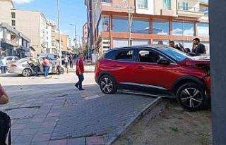 Ankara’da iki otomobilin çarpıştığı kaza paniğe...