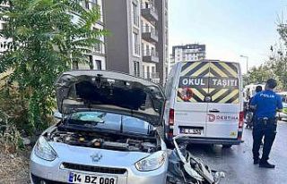 Ankara’da otomobil ile servis minibüsü kafa kafaya...