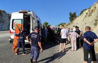 Antalya’da otomobil şarampole devrildi: 3 yaralı