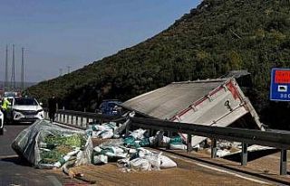 Antalya’da tır devrildi, ortalık savaş alanına...