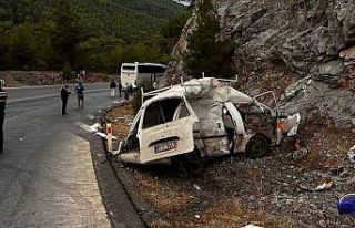 Antalya’da yolcu otobüsü ile hafif ticari araç...