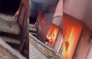 Apartman girişinde çıkan yangın söndürüldü