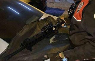 Araç bagajında bulunan tüfeğe el konuldu